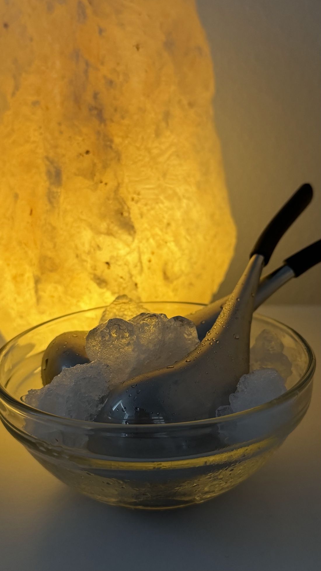 Twee ice globes in een glazen schaal met ijs voor een gloeiende zoutlamp
